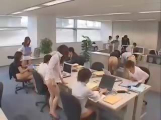 Inteligente asiática grupo de secretários nu