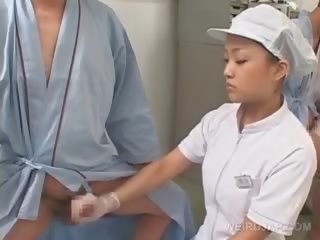 Непристойна азіатська медсестра тертя її patients starved вал